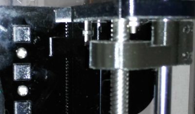 Sujección derecha del tornillo sin fin del Eje Z. Se compone de pieza impresa y rodamiento, que va dentro de la parte que sujeta el tornillo.